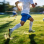 球员在绿茵场上奔跑的动感画面